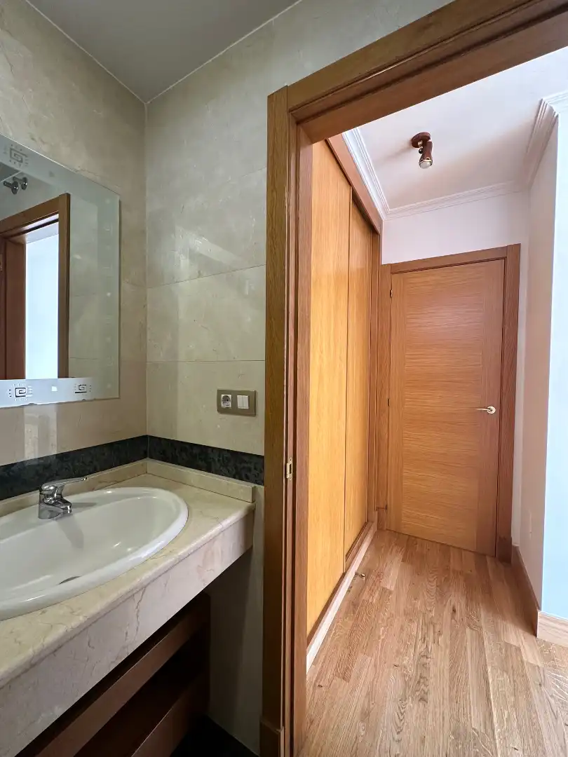Badezimmer von Wohnungen zur Miete in Santiago de Compostela  mit Heizung, Parkett und Abstellraum