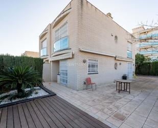 Vista exterior de Casa adosada en venda en Sant Carles de la Ràpita amb Aire condicionat, Terrassa i Piscina