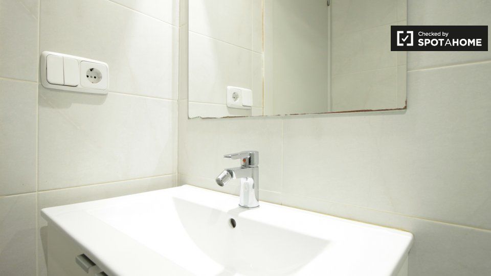 Bathroom of Flat to rent in  Barcelona Capital  with Air Conditioner, Heating and Furnished