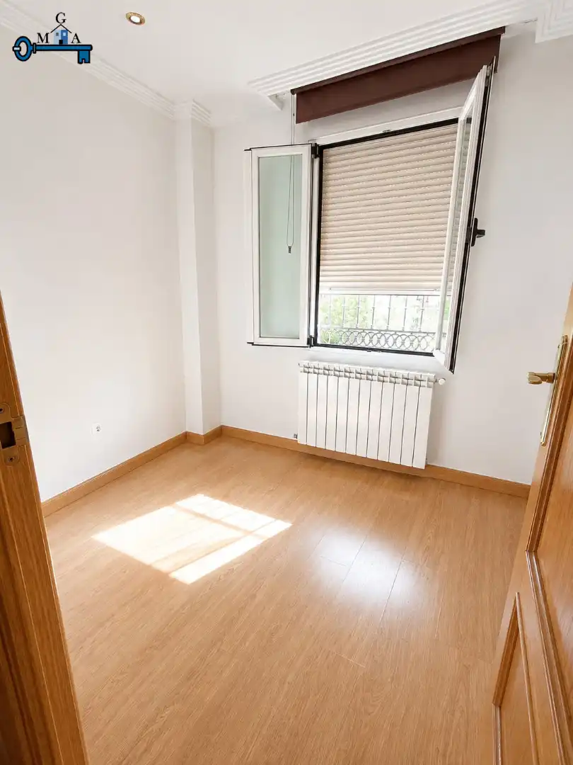 Bedroom of Flat for sale in Fuenlabrada  with Air Conditioner, Heating and Parquet flooring