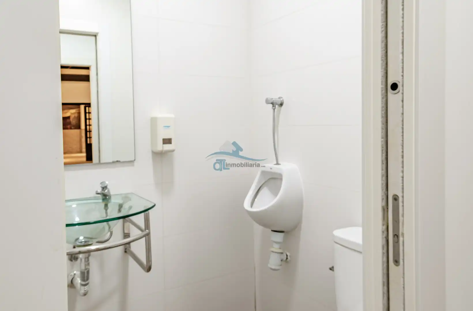 Bathroom of Commercial properties for rent in Linares  with Air Conditioner