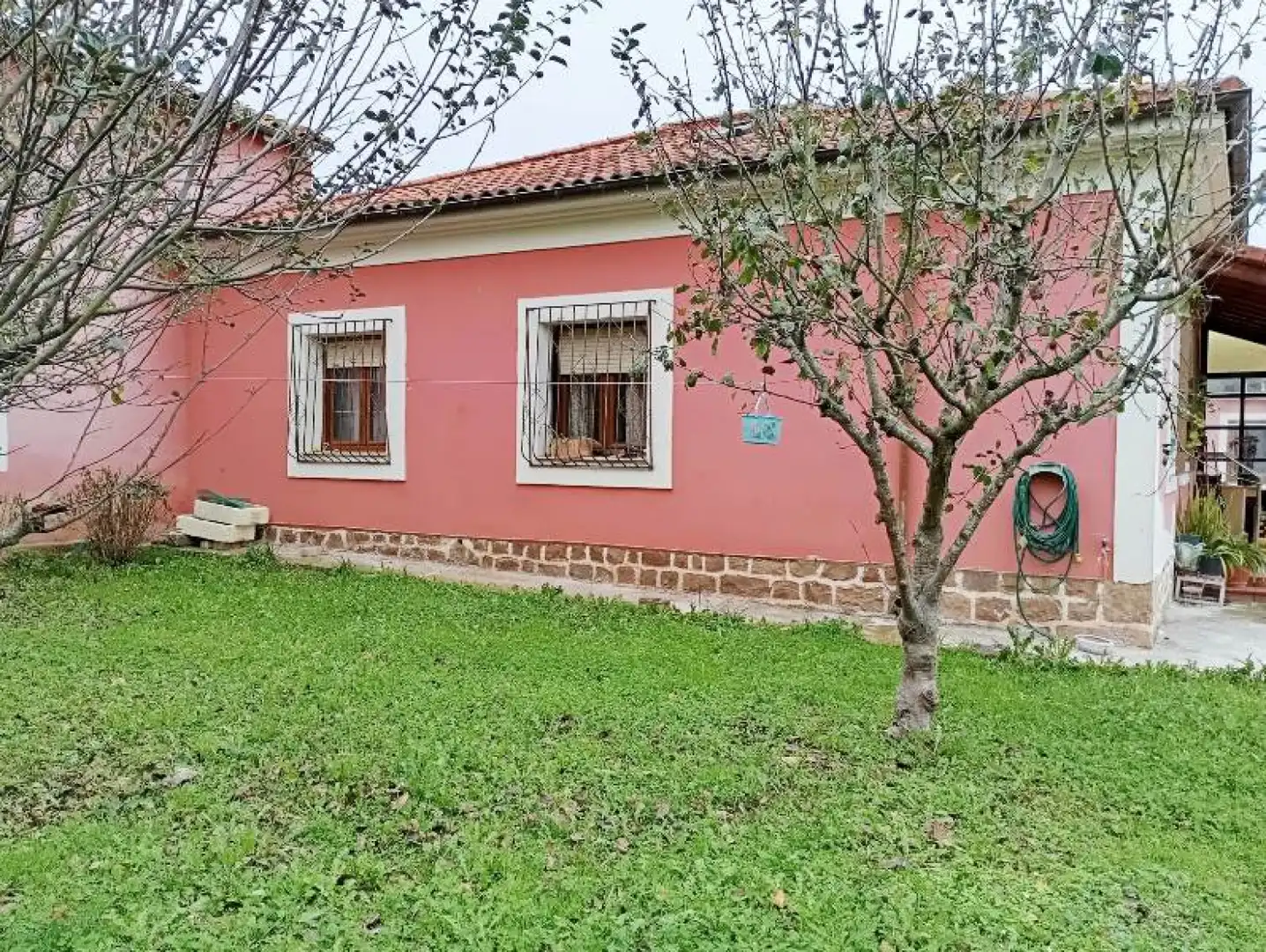 Vista exterior de Casa o chalet en venta en Los Corrales de Buelna  con Calefacción, Jardín privado y Terraza