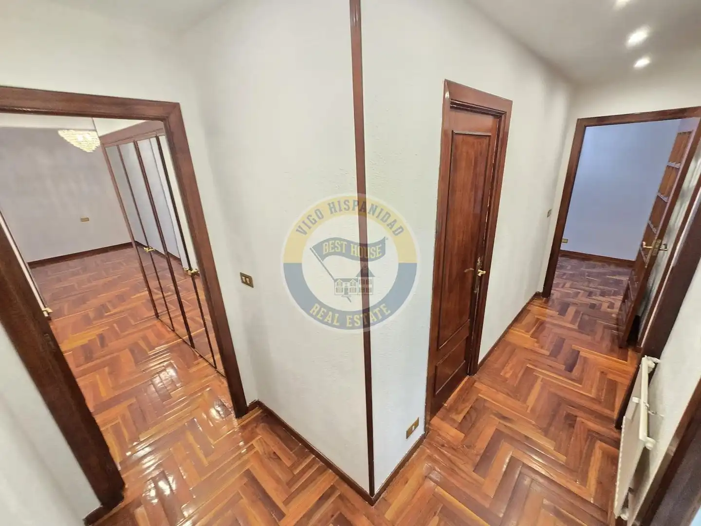 Piso de alquiler en Vigo  con Calefacción, Parquet y Balcón