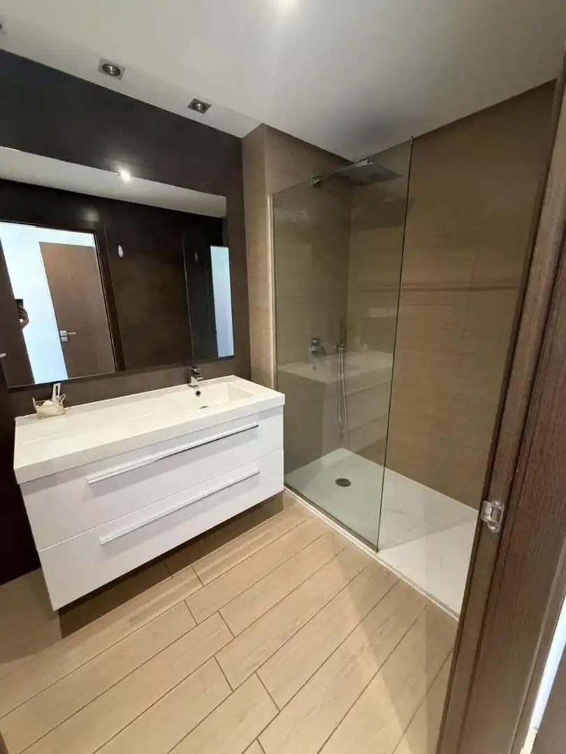 Badezimmer von Dachboden zur Miete in Benahavís mit Klimaanlage, Terrasse und Abstellraum