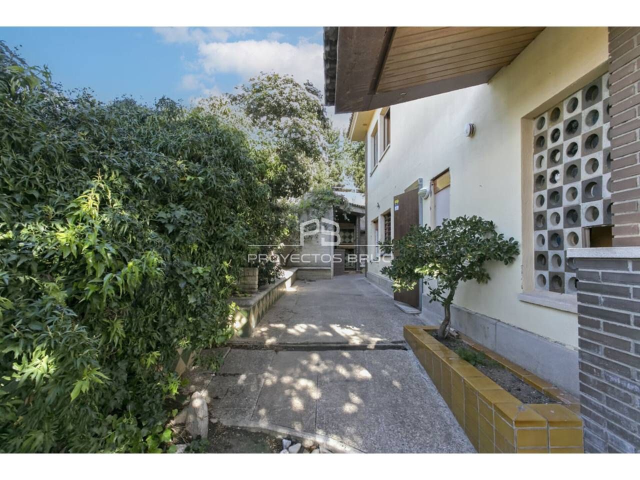 Vista exterior de Casa o xalet en venda en Sant Quintí de Mediona amb Jardí privat, Terrassa i Piscina