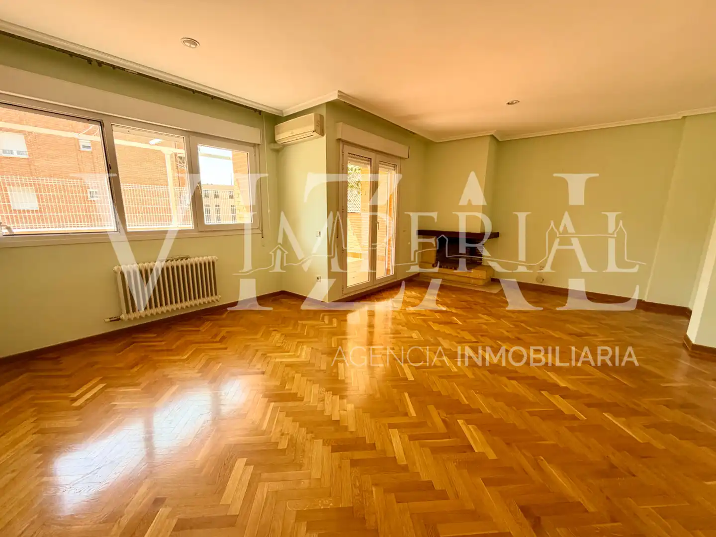 Sala d'estar de Casa adosada en venda en Toledo amb Aire condicionat, Parquet i Terrassa