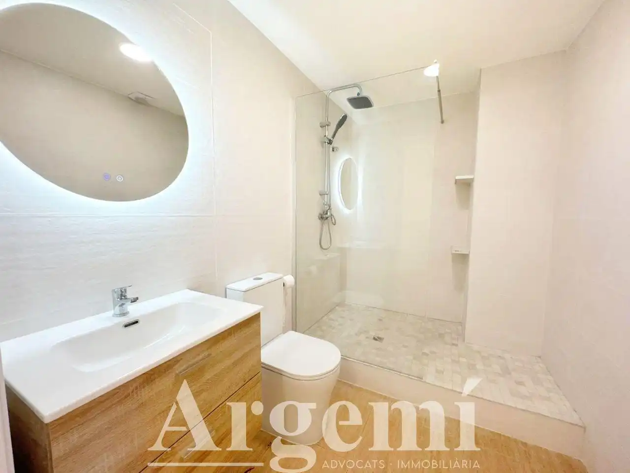 Baño de Piso en venta en Palau-solità i Plegamans con Aire acondicionado
