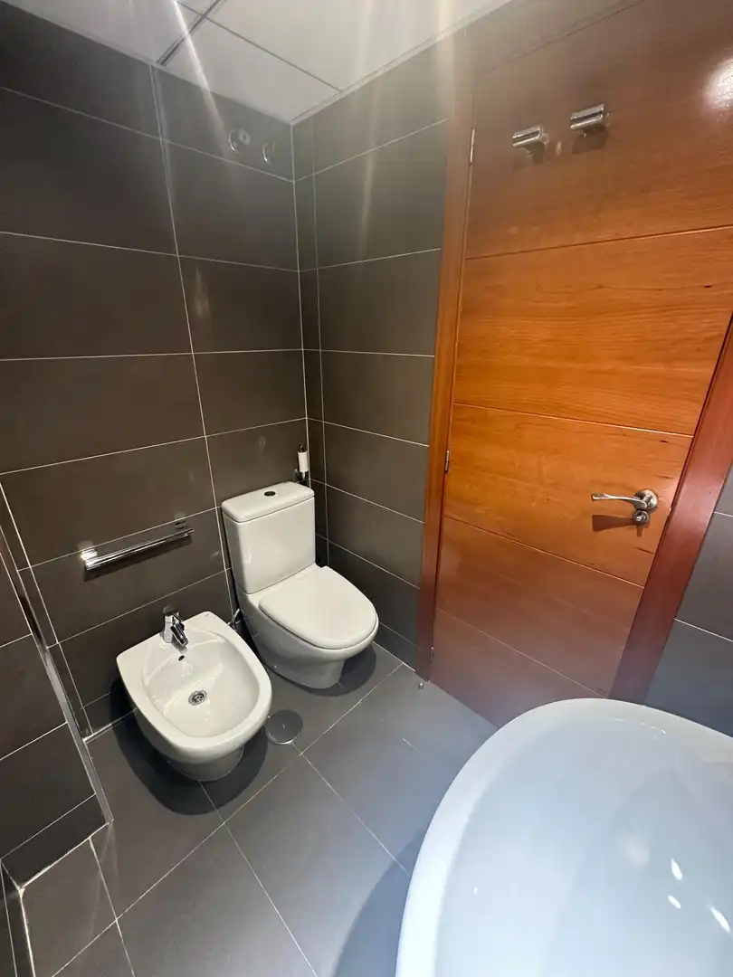Baño de Piso de alquiler en Alicante / Alacant con Aire acondicionado y Piscina comunitaria