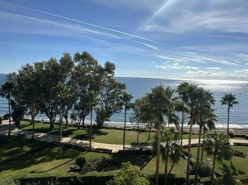 Vista exterior de Apartamento de alquiler en Estepona con Aire acondicionado, Terraza y Piscina