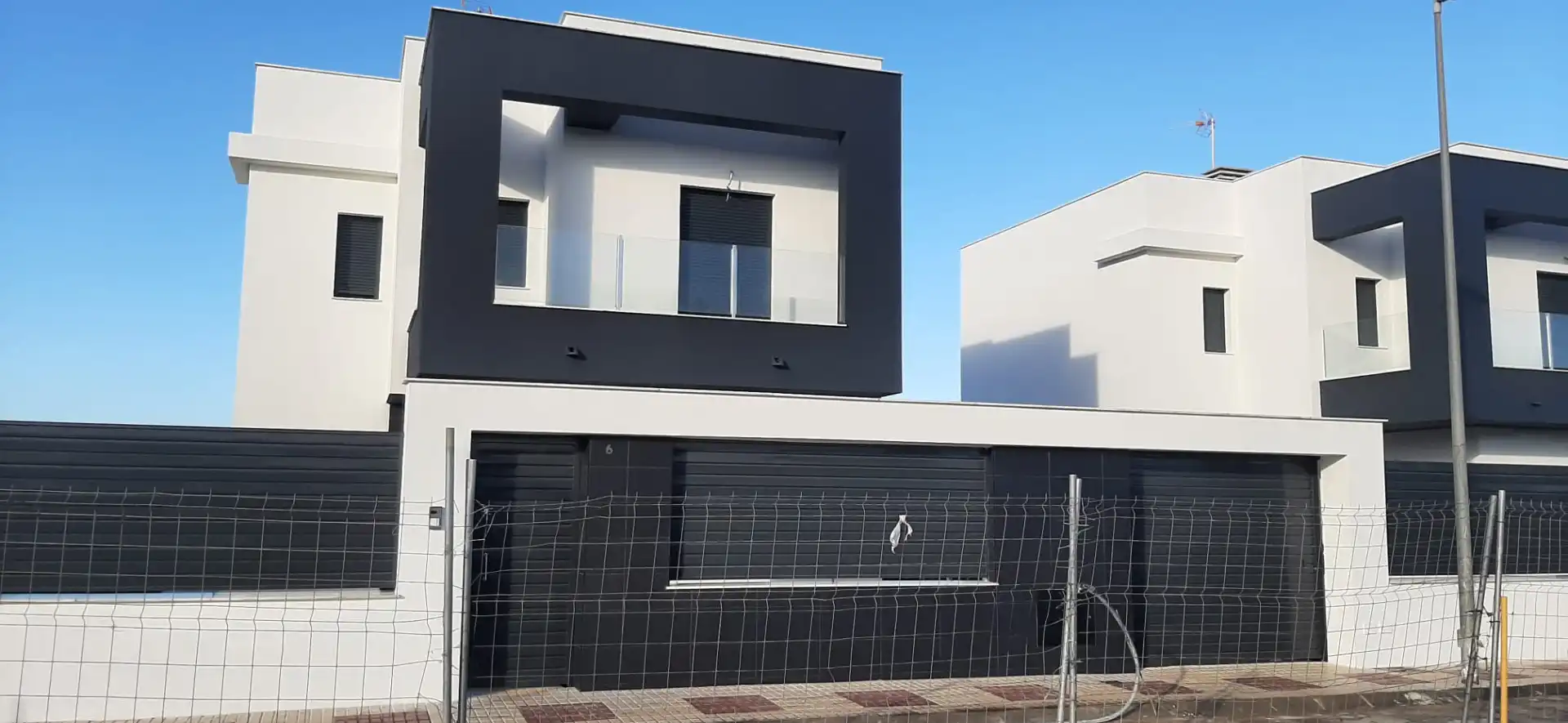 Vista exterior de Casa o xalet en venda en Camas amb Jardí privat, Terrassa i Piscina
