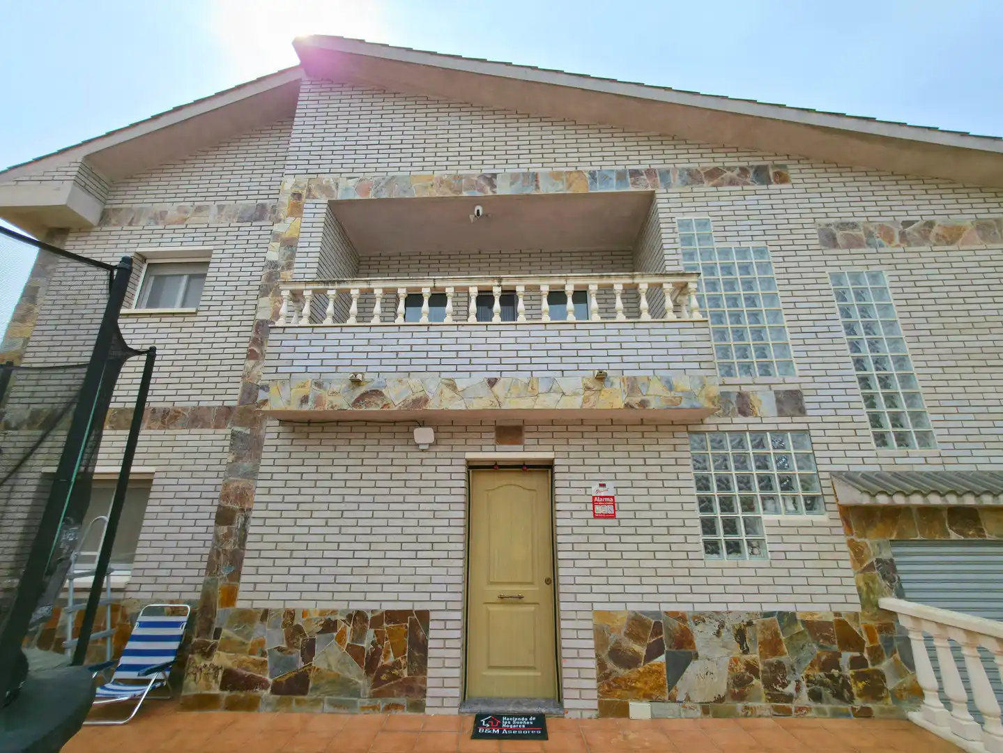 Vista exterior de Casa o xalet en venda en Sant Andreu de la Barca amb Aire condicionat, Calefacció i Jardí privat