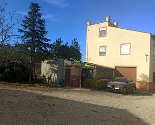 Vista exterior de Casa o xalet en venda en Alcover amb Jardí privat, Terrassa i Moblat