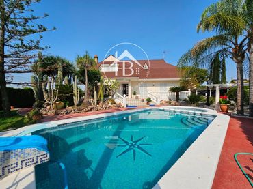Chalet con piscina en venta en Sol y Luz