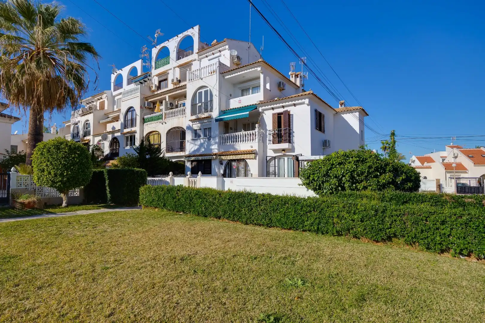 Vista exterior de Casa o xalet en venda en Torrevieja amb Aire condicionat, Jardí privat i Moblat