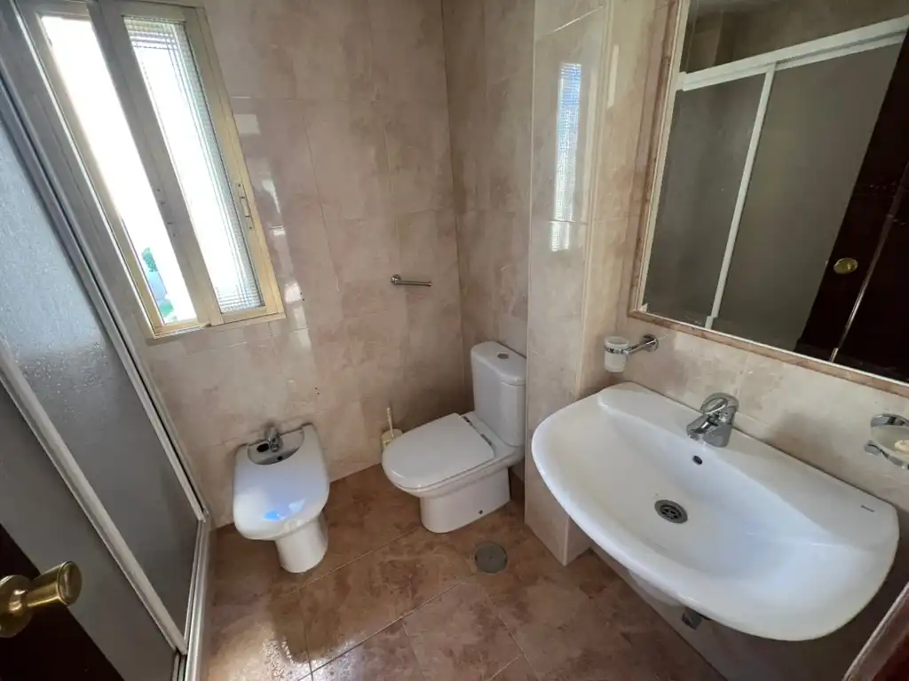 Bany de Pis en venda en Jaén amb Calefacció, Balcó i Piscina comunitària
