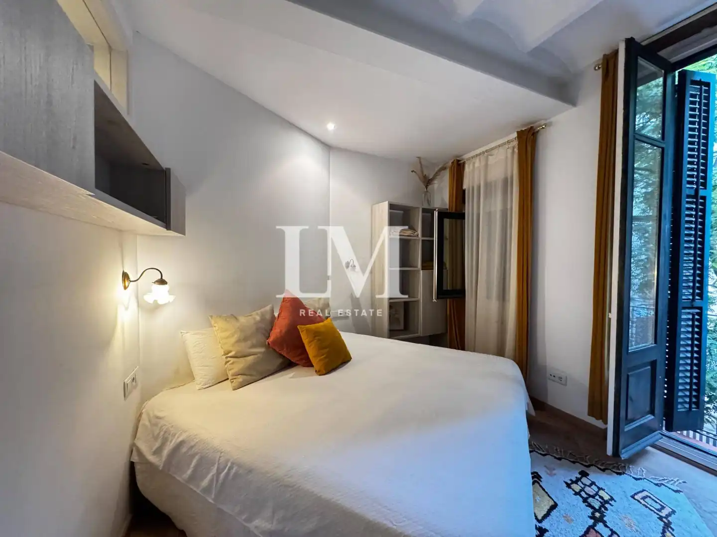 Bedroom of Apartments for rent in Ciutat Vella