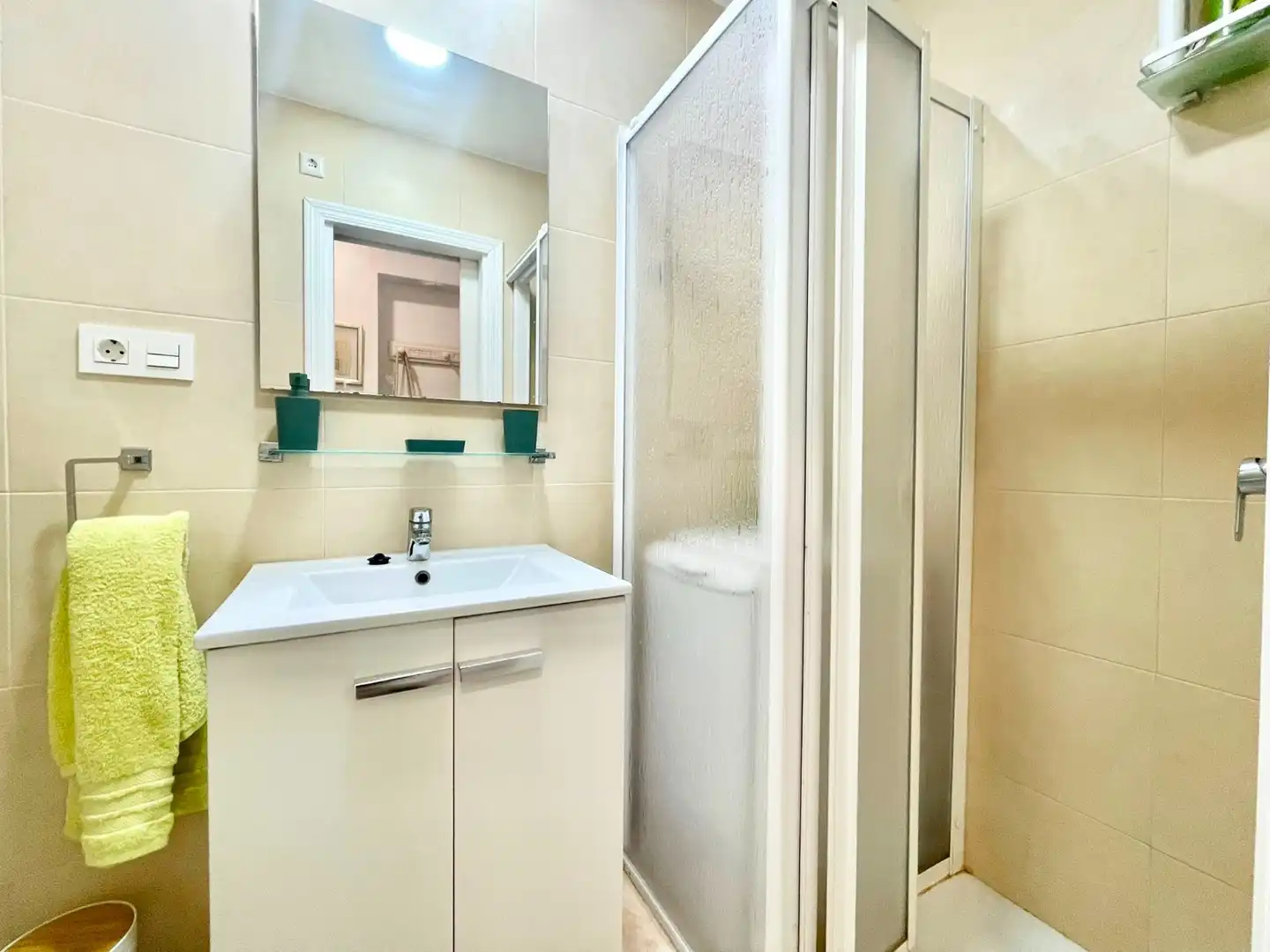 Baño de Estudio de alquiler en Orihuela con Aire acondicionado, Amueblado y Lavadora