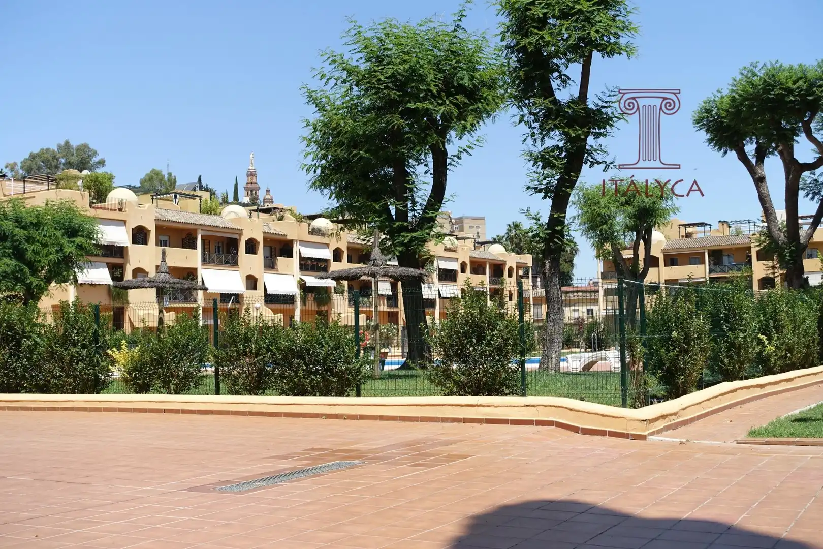 Außenansicht von Einfamilien-Reihenhaus zum Verkauf in San Juan de Aznalfarache mit Klimaanlage, Heizung und Privatgarten