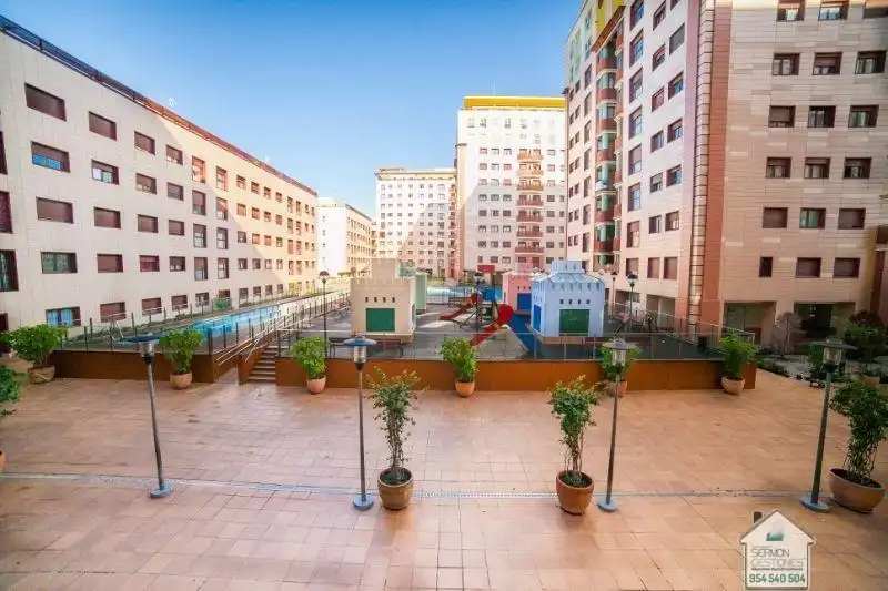 Exterior view of Flat for rent in Sevilla  with Air Conditioner, Storage room and Community pool