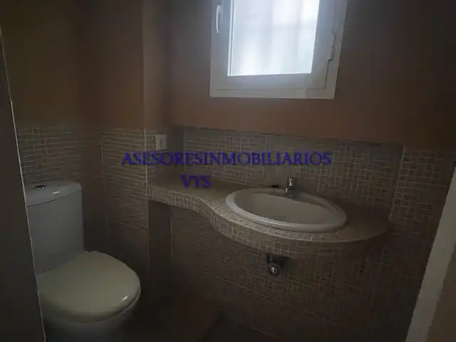 Bany de Casa o xalet en venda en Bollullos de la Mitación amb Jardí privat, Terrassa i Piscina