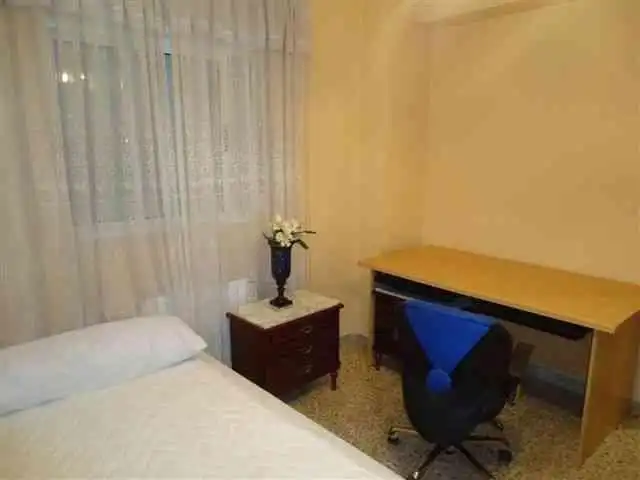 Habitación de Piso de alquiler en Granada con Amueblado y Balcón