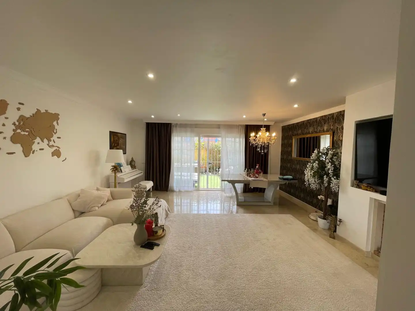 Sala d'estar de Casa adosada en venda en Mijas amb Aire condicionat, Jardí privat i Terrassa