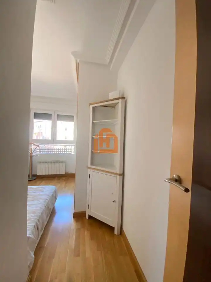 Schlafzimmer von Wohnungen zur Miete in León Capital  mit Heizung, Parkett und Terrasse