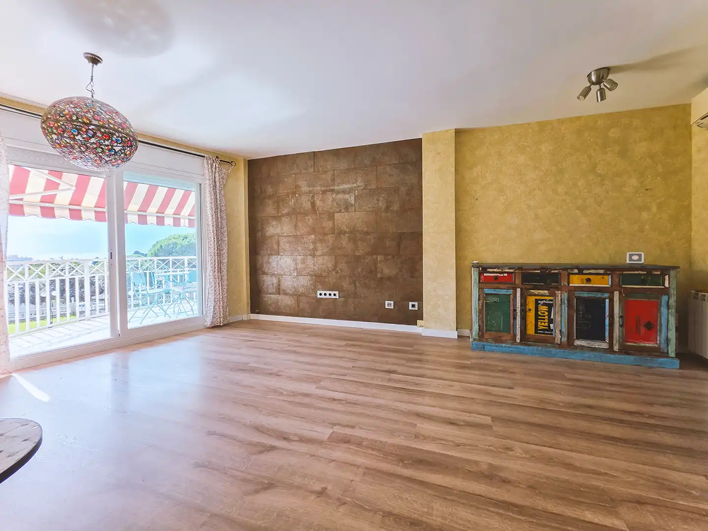 Living room of Flat for sale in Urbanitzacions