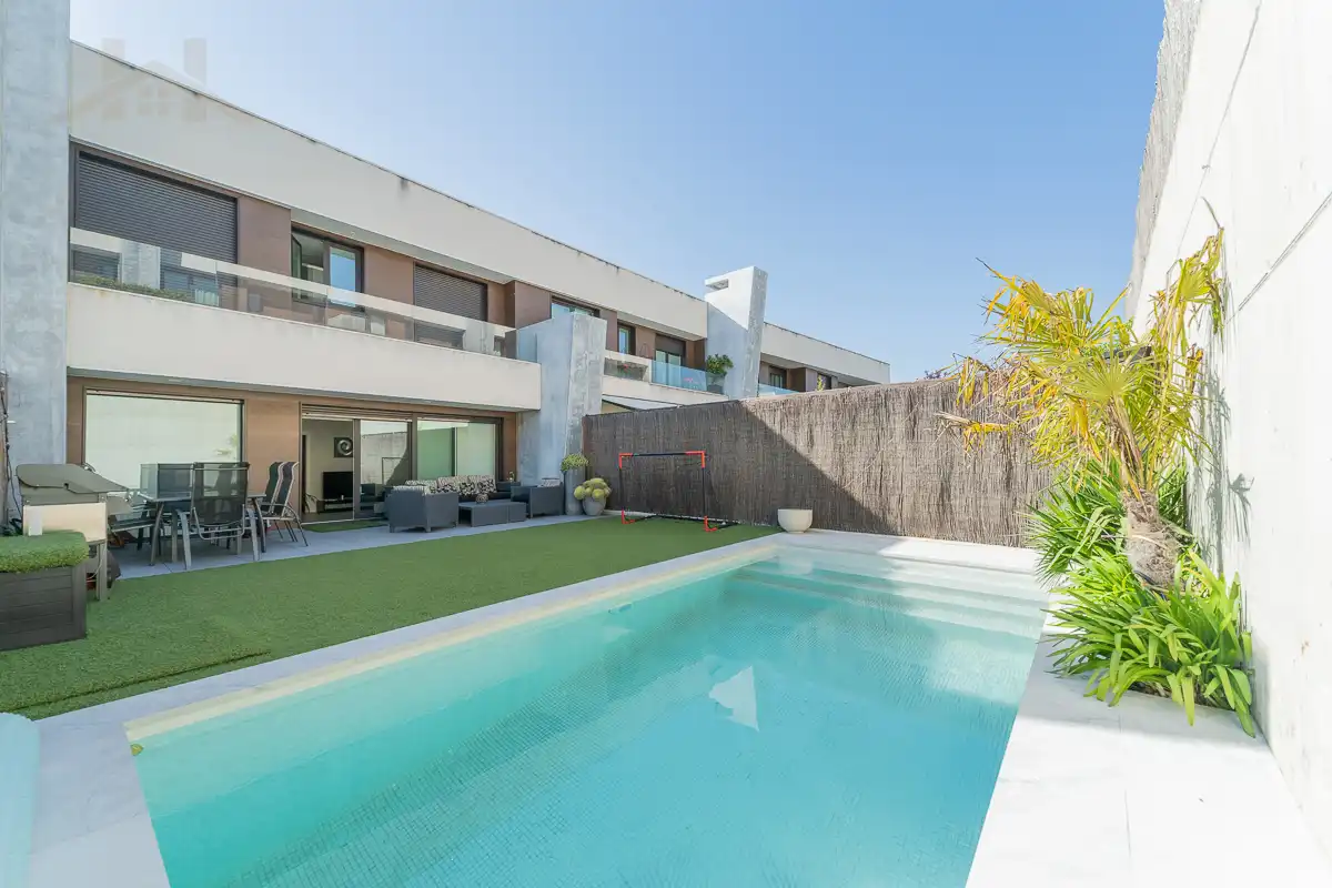 Piscina de Casa adosada en venda en Boadilla del Monte amb Aire condicionat, Calefacció i Jardí privat
