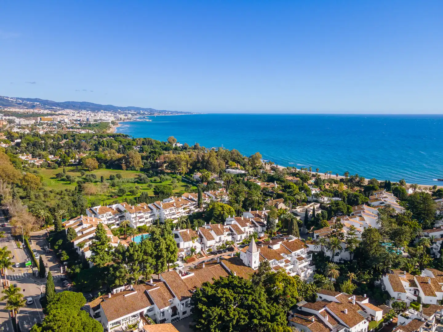 Vista exterior de Àtic en venda en Marbella amb Aire condicionat, Terrassa i Piscina