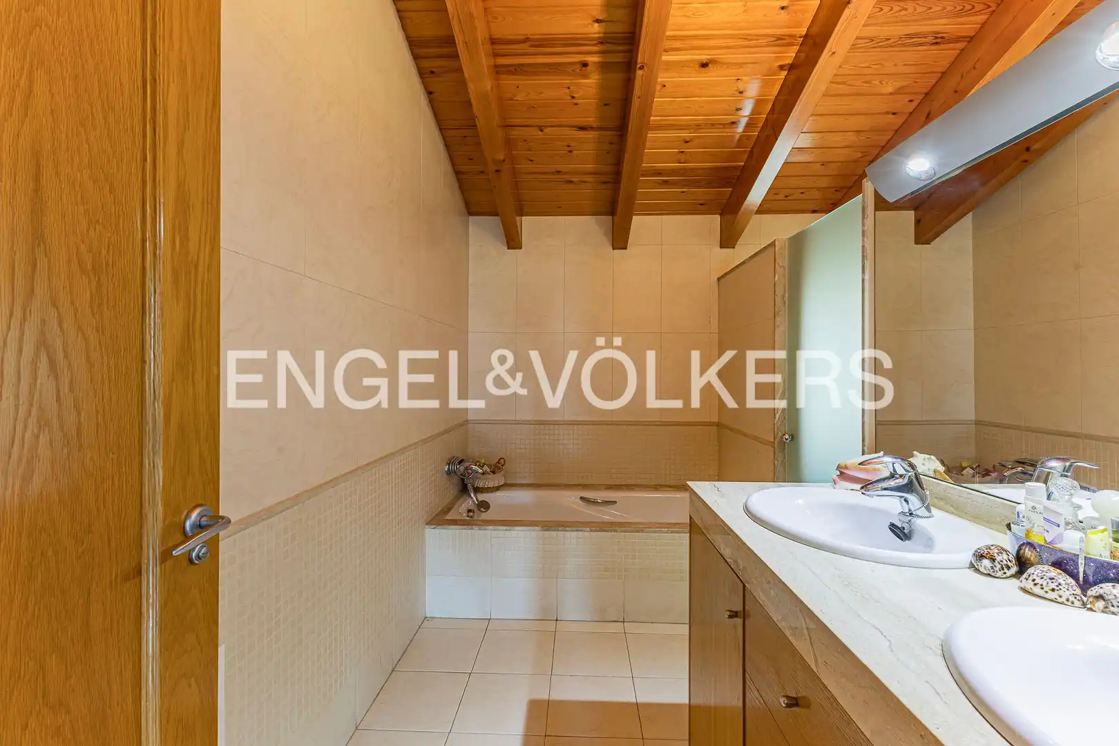 Bany de Casa o xalet en venda en Sant Cugat del Vallès amb Aire condicionat, Calefacció i Jardí privat