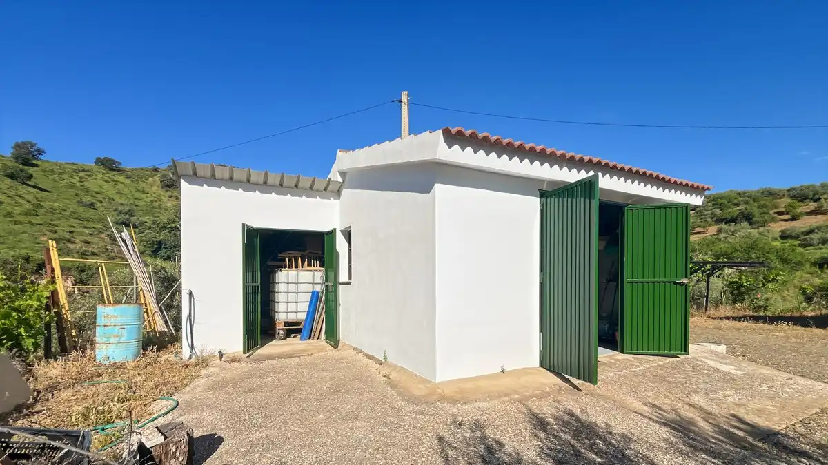 Vista exterior de Finca rústica en venda en Málaga amb Aire condicionat, Traster i Piscina