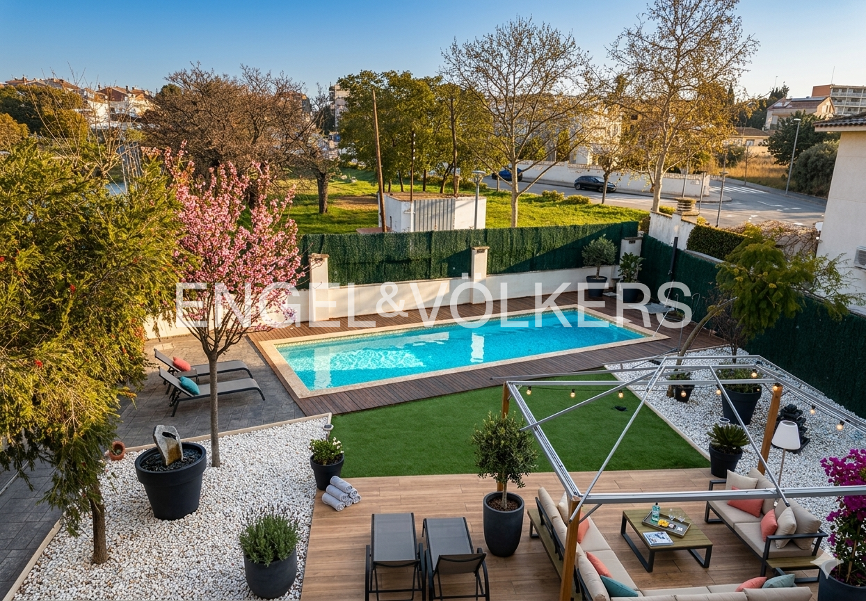 Piscina de Casa o xalet en venda en Cubelles amb Aire condicionat, Calefacció i Jardí privat