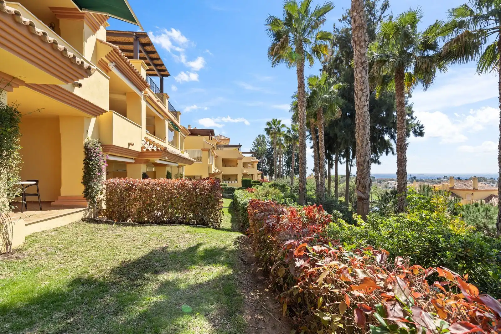 Vista exterior de Apartamento en venta en Marbella con Terraza, Amueblado y Piscina comunitaria