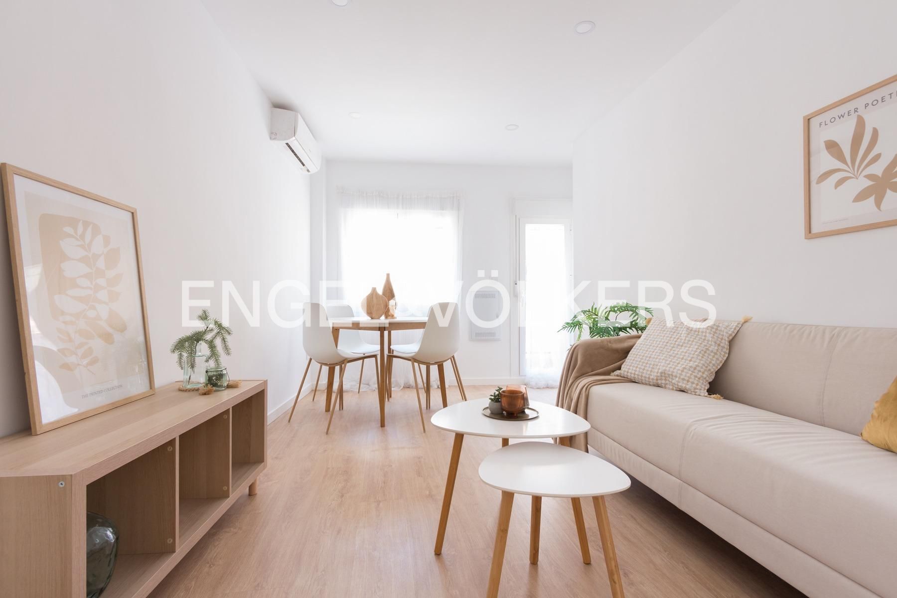 Living room of Apartment for sale in  Sevilla Capital  with Air Conditioner, Heating and Parquet flooring
