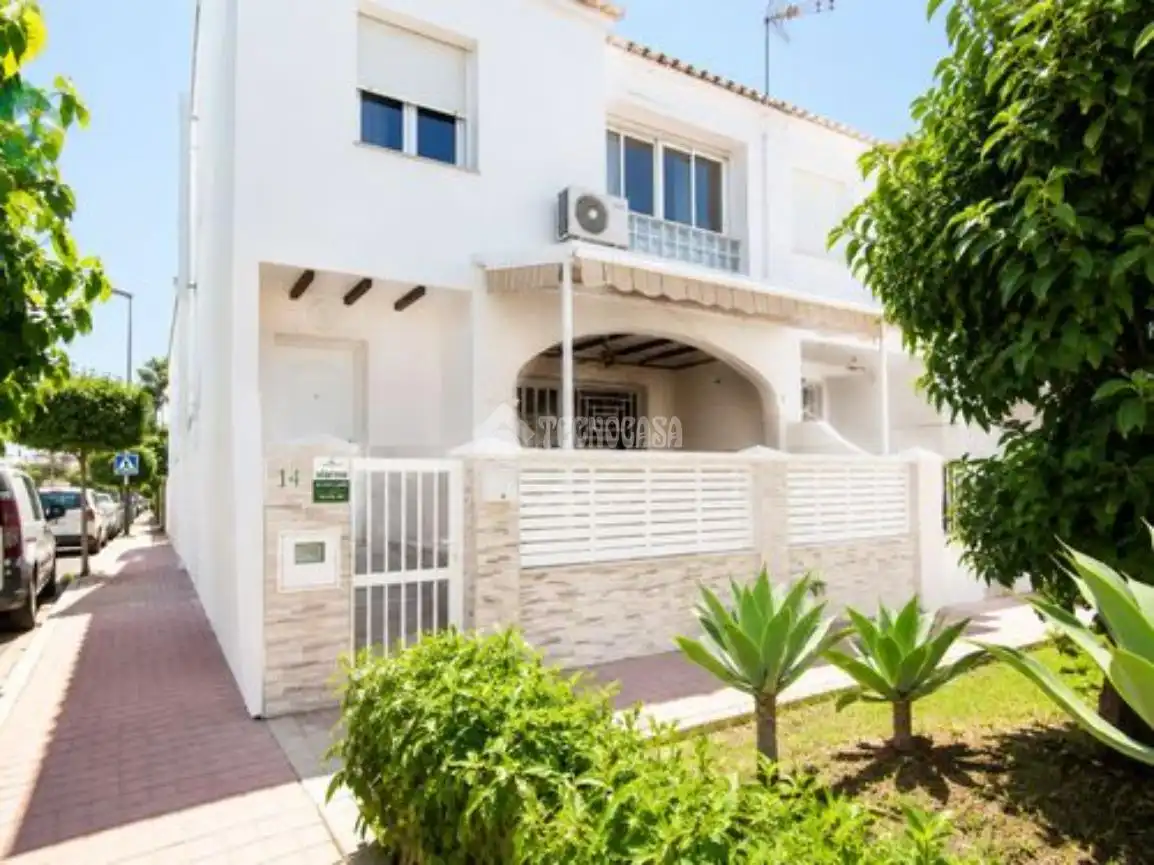 Vista exterior de Casa adosada en venta en Rincón de la Victoria con Aire acondicionado y Piscina comunitaria