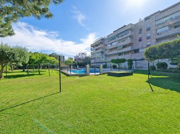 Flat with pool for sale in Calle Palma del Río 11