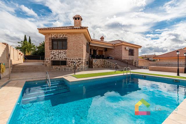 Casa-chalet en Venta en Cobisa