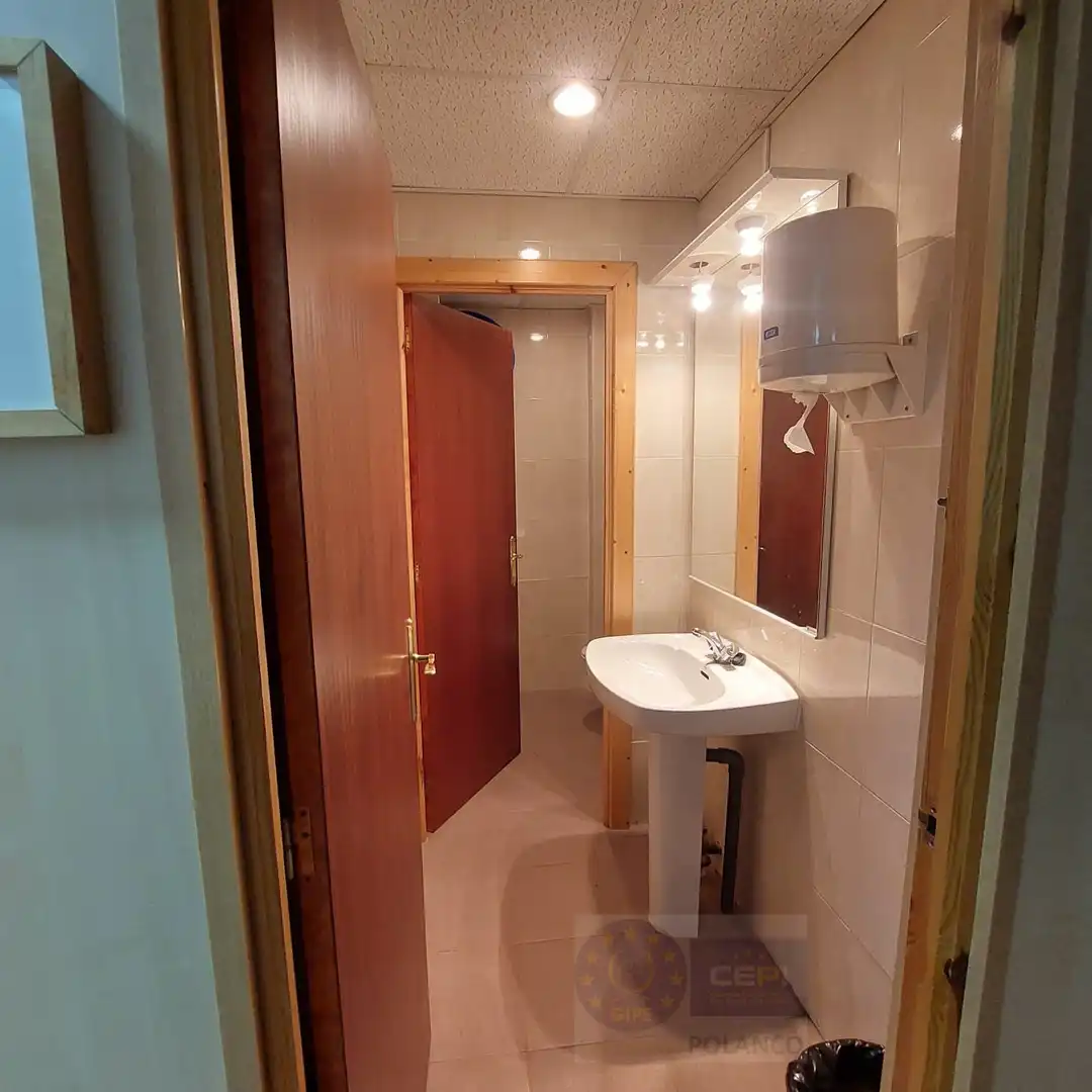 Badezimmer von Geschaftsraum zur Miete in Tres Cantos mit Klimaanlage und Möbliert