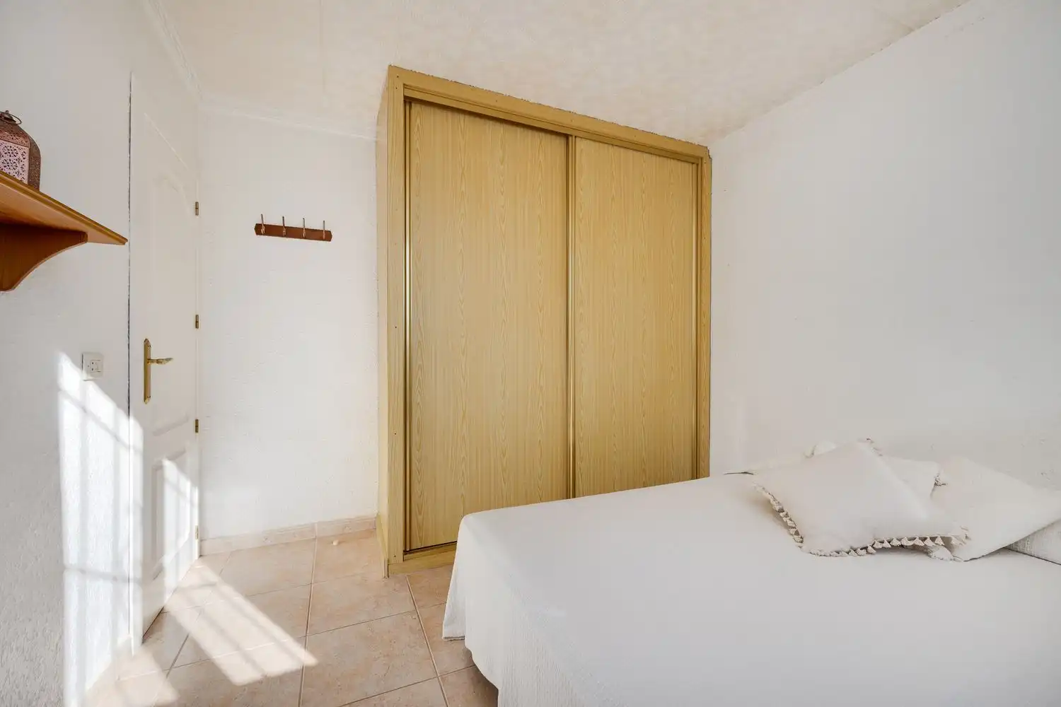 Habitación de Casa adosada en venta en Torrevieja con Aire acondicionado, Calefacción y Jardín privado