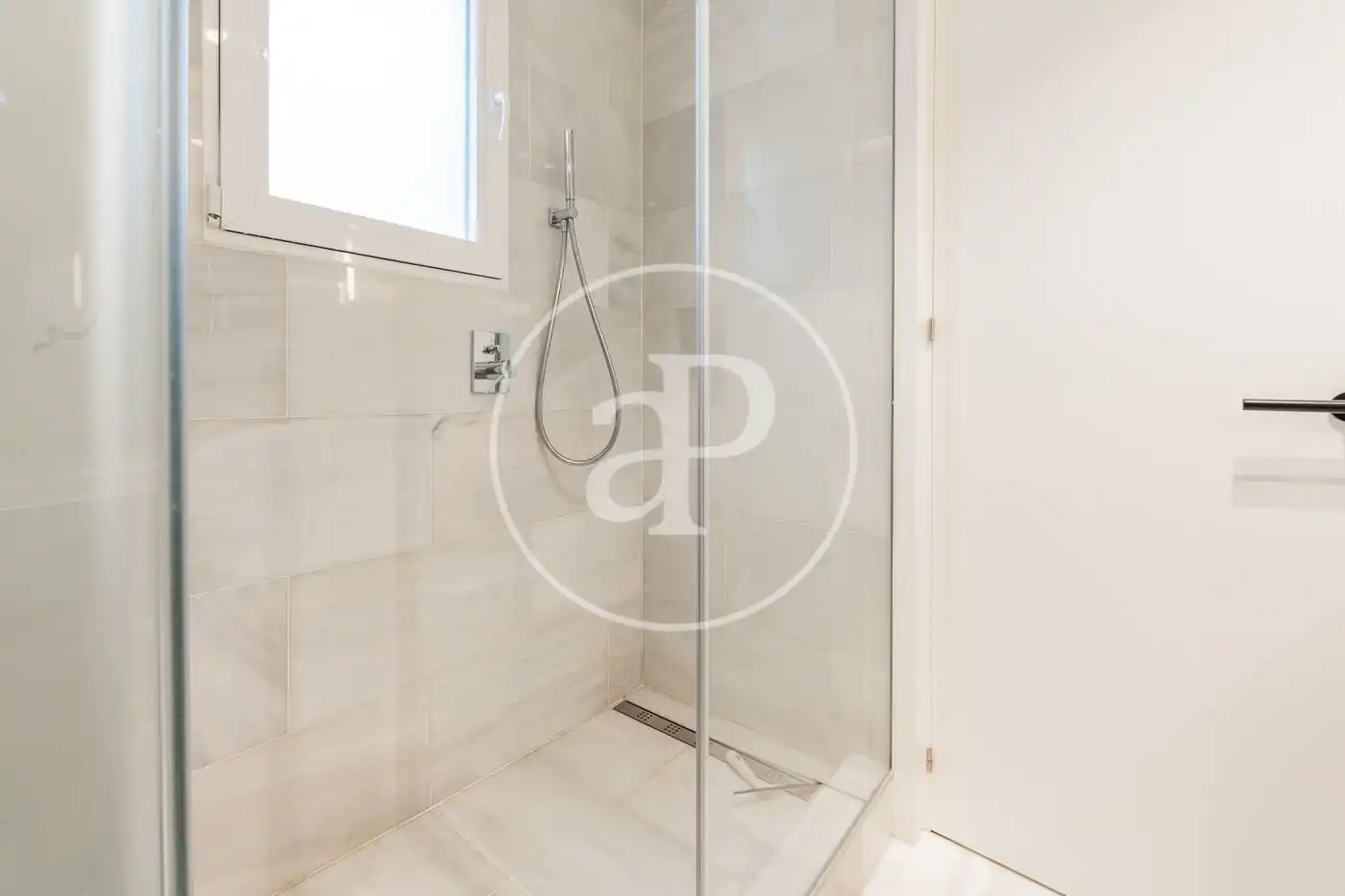 Badezimmer von Wohnung zum Verkauf in Madrid mit Klimaanlage, Heizung und Terrasse