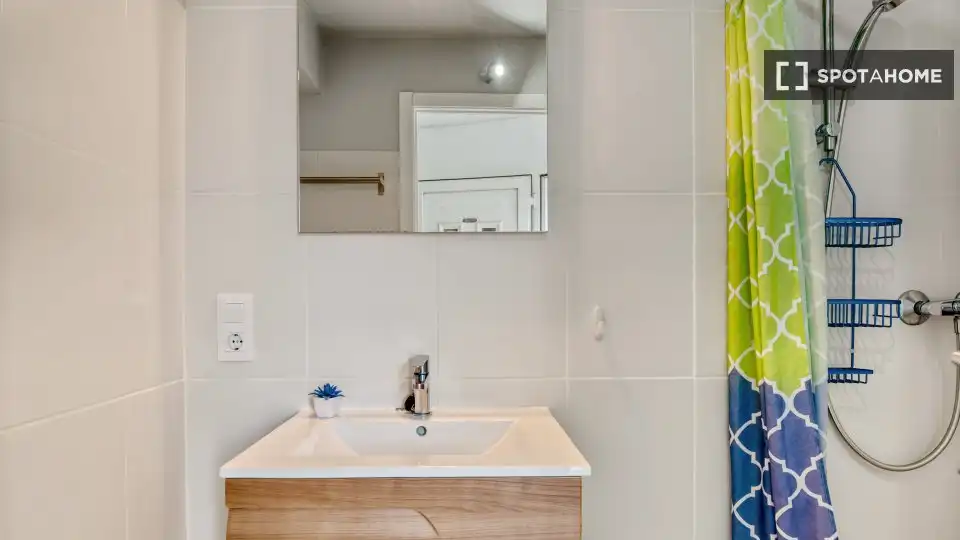 Bathroom of Flat for share in Dénia  with Air Conditioner, Heating and Furnished