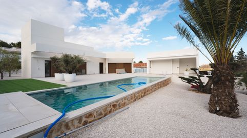 Bienvenido a las impresionantes villas ubicadas en la encantadora zona de Ciudad Quesada. Estas 2 propiedades exclusivas están dis