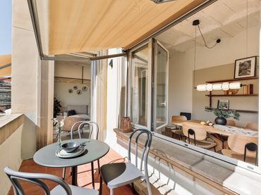 Mini appartamento con balcone in affitto a Carrer de Roger de Llúria