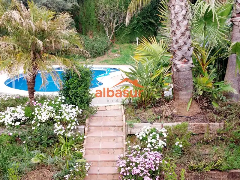 Chalet con terraza en venta en Calle Enebro 6