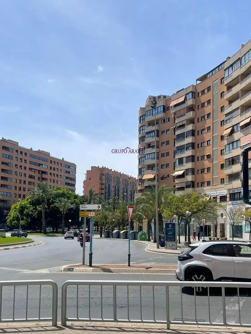 Vista exterior de Pis en venda en Alicante / Alacant amb Calefacció, Jardí privat i Balcó