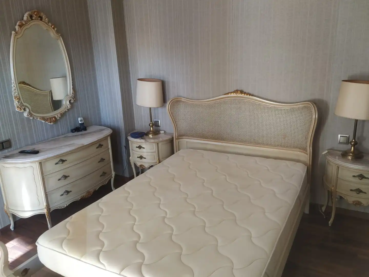 Schlafzimmer von Dachboden zur Miete in Barcelona mit Heizung, Ofen und Balkon