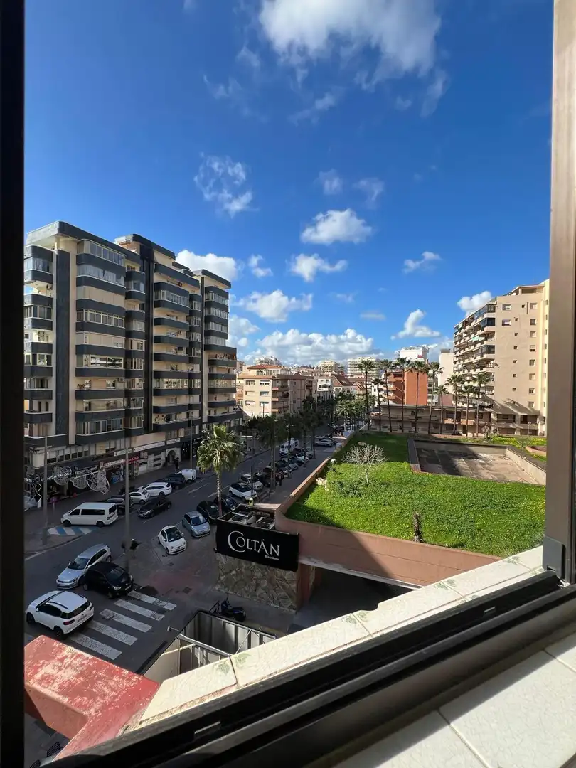 Außenansicht von Wohnungen zur Miete in Fuengirola mit Klimaanlage, Terrasse und Gemeinschaftspool