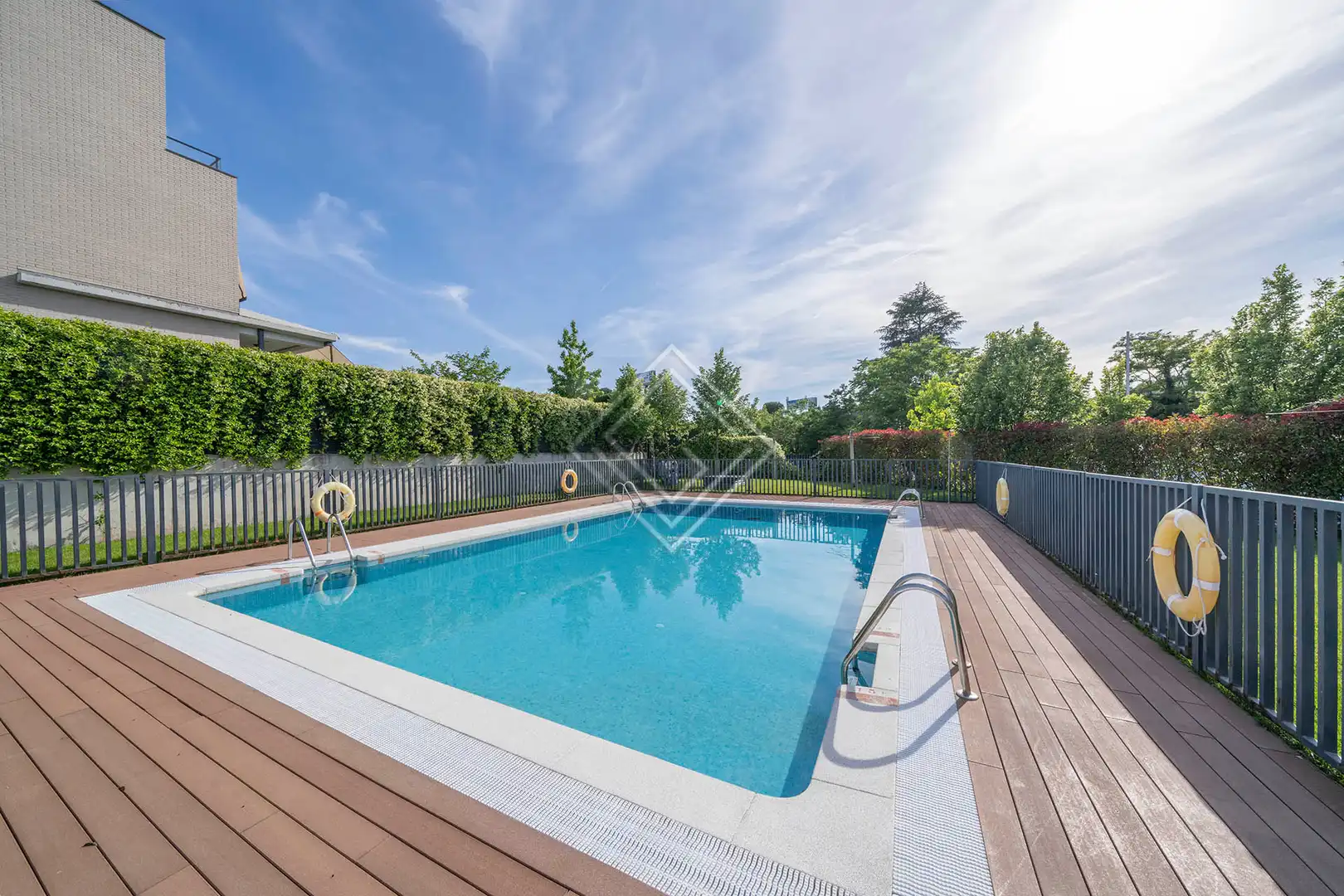 Schwimmbecken von Einfamilien-Reihenhaus zum Verkauf in Madrid mit Klimaanlage, Heizung und Privatgarten