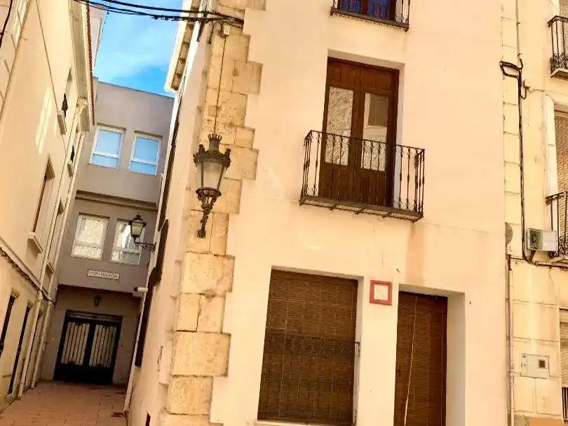 Vista exterior de Casa adosada en venda en Onil amb Balcó